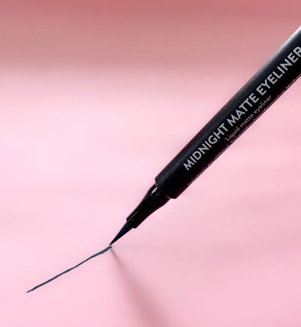 Midnight Matte Eyeliner Green איליינר מידנייט מאט Midnight Matte Eyeliner Green איליינר מידנייט מאט
