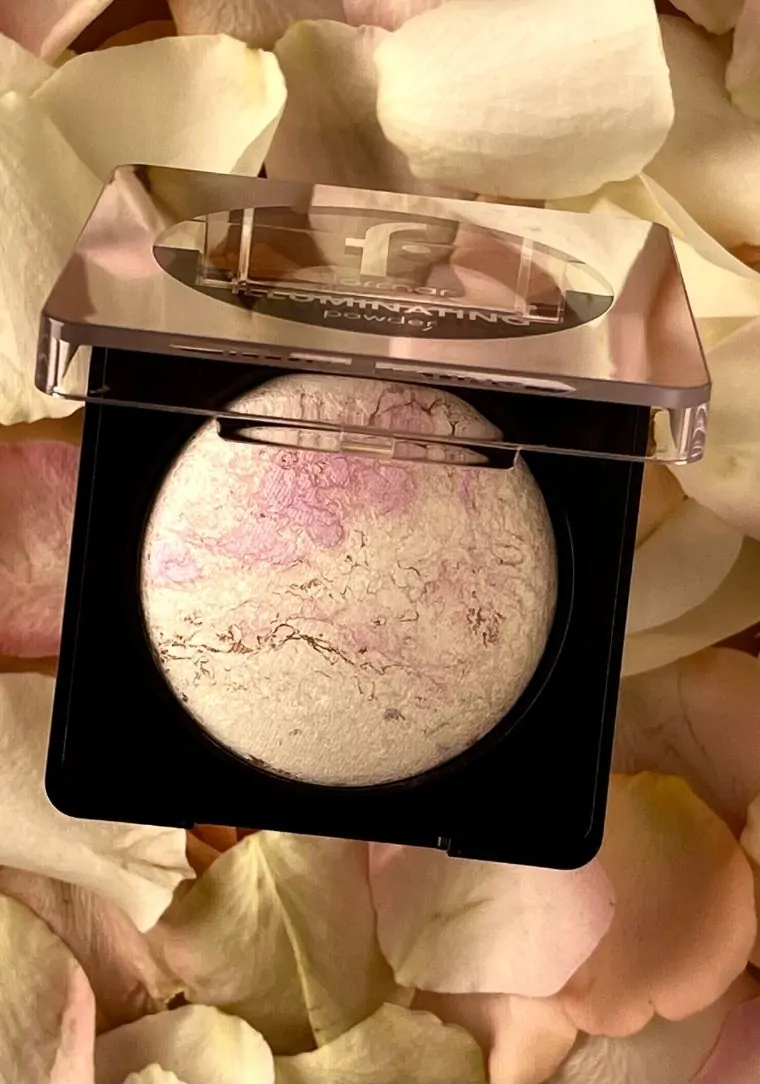 Illuminating Powder פודרה במרקם משי