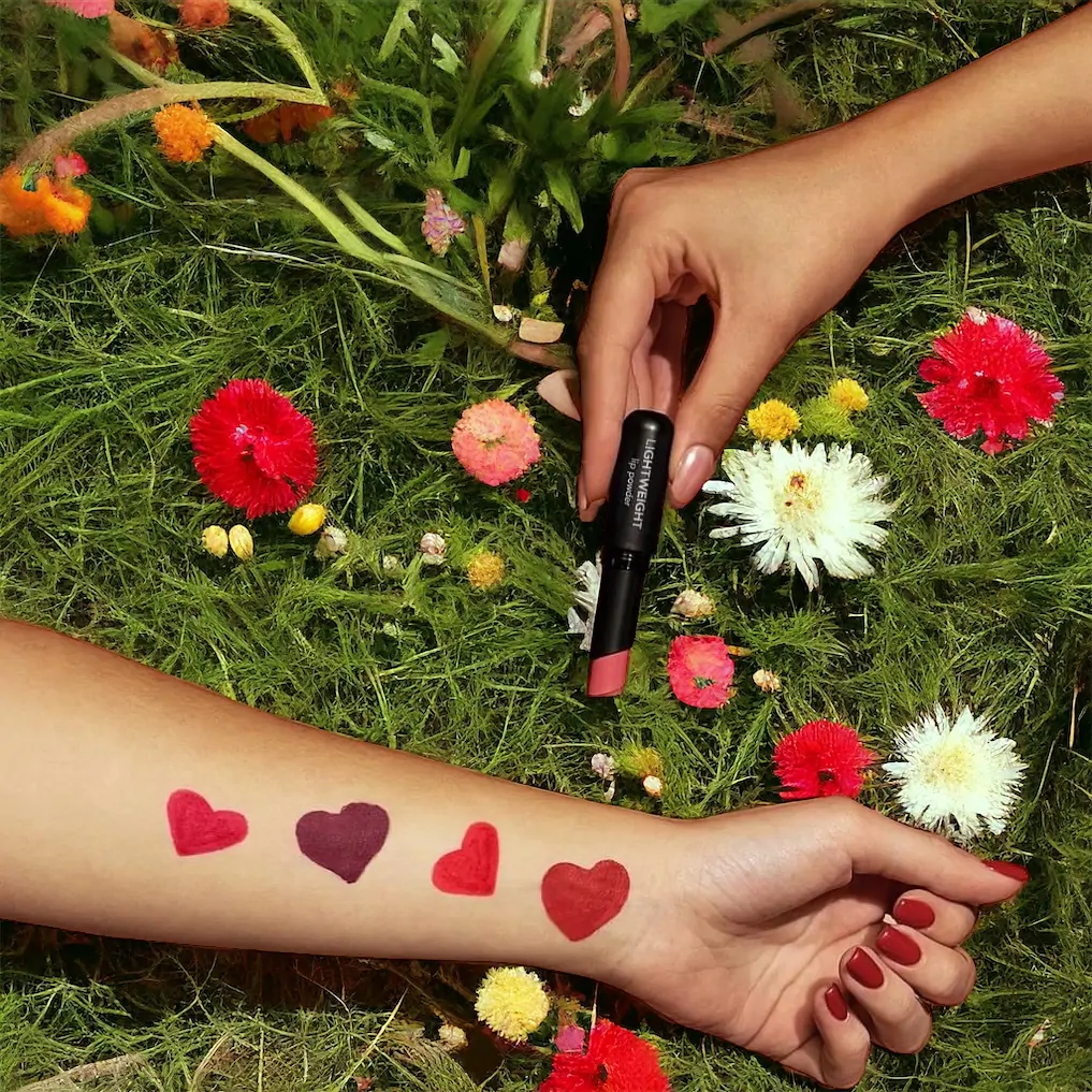 Lightweight Lipstick שפתון פודרה בסטיק Lightweight Lipstick שפתון פודרה בסטיק